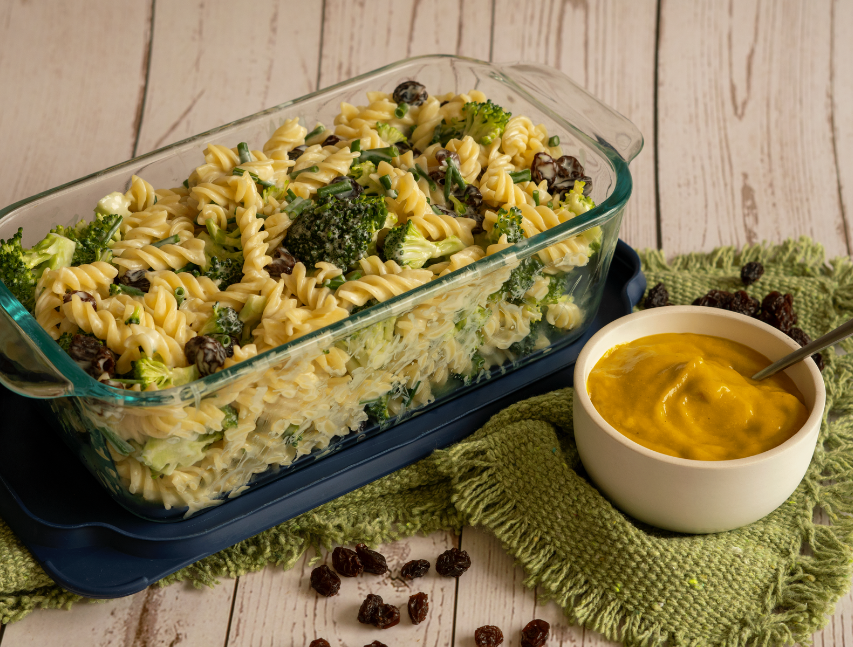 Ensalada de pasta con brócoli y pasas