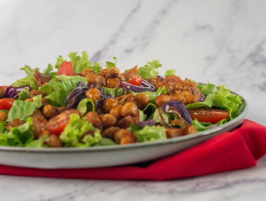 Ensalada de garbanzos crocantes con salsa de mostaza