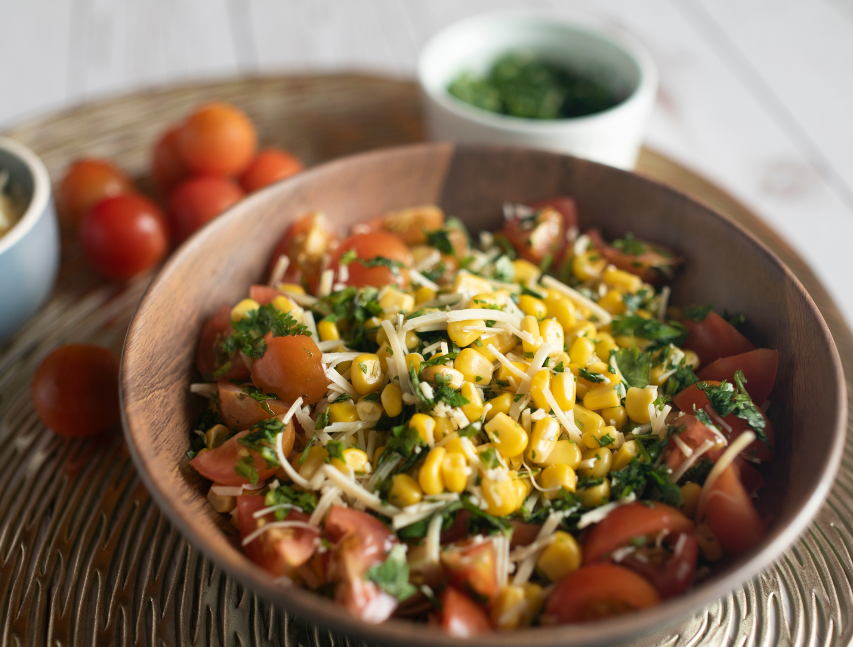 Ensalada de maíz, tomate y queso