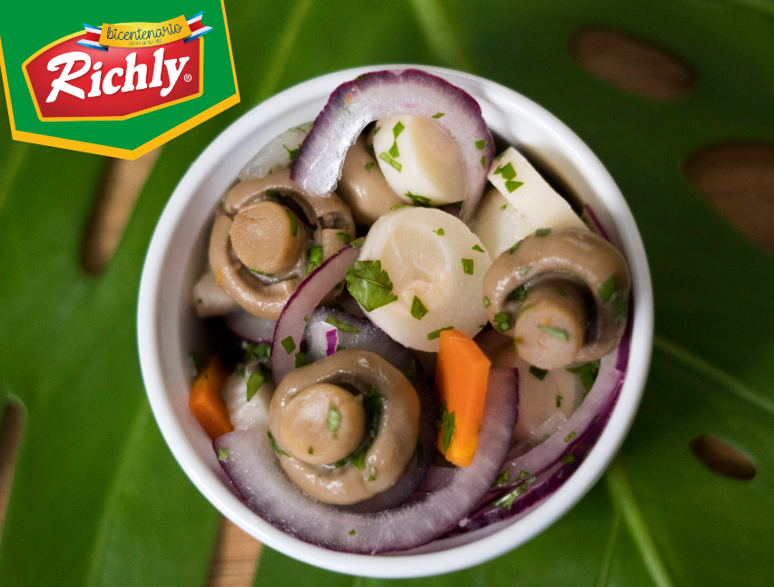 Ceviche de palmito y hongos en escabeche