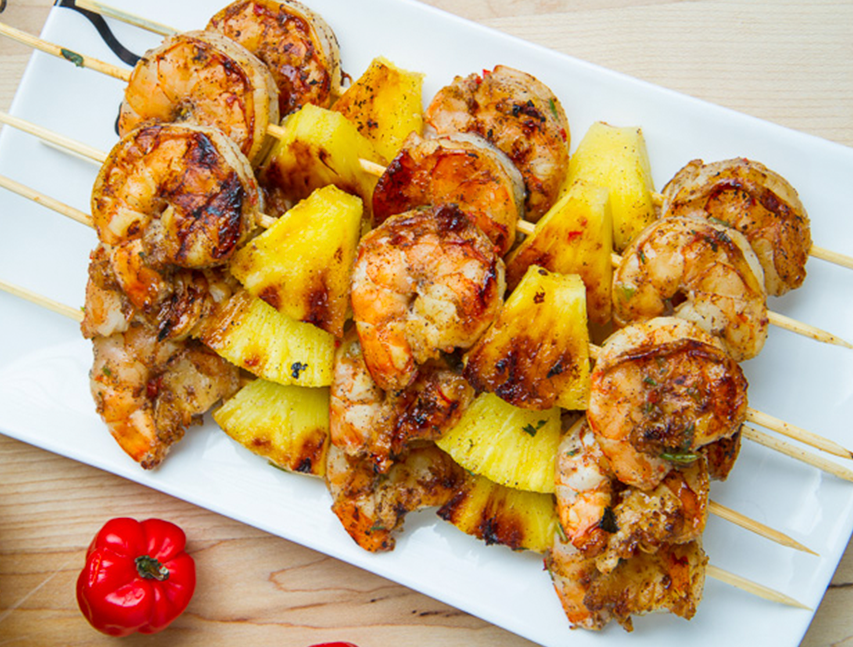 Pinchos de piñas y camarones