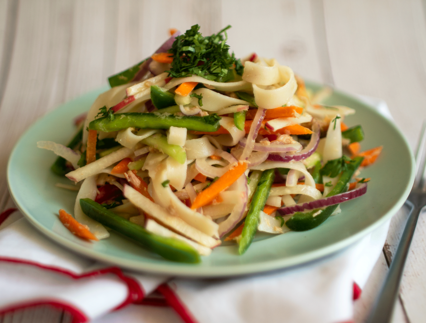 Ensalada con fideos de arroz y atún