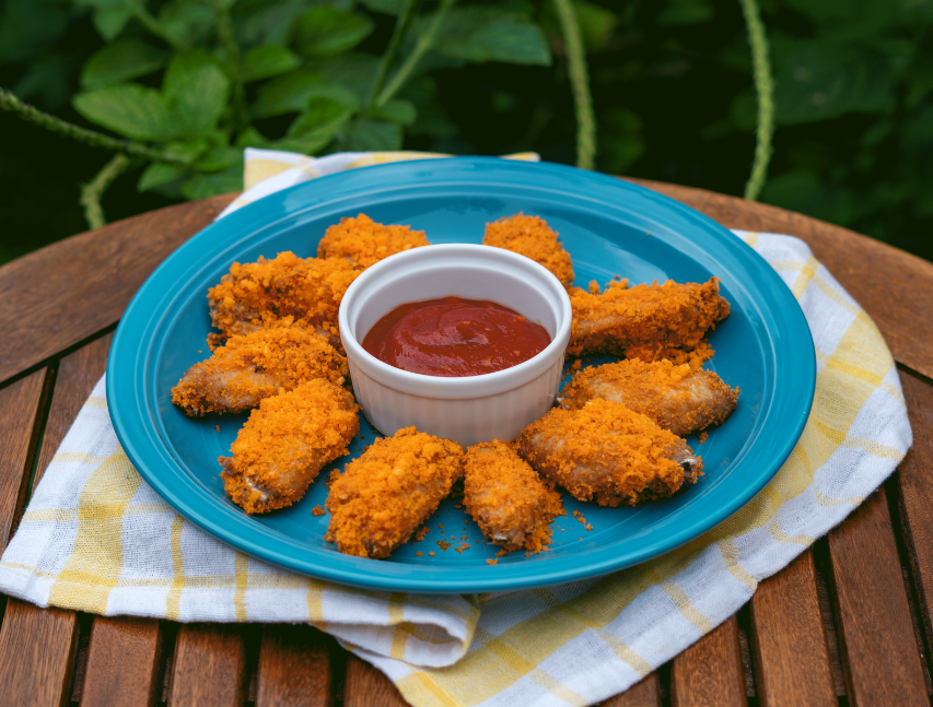 Alitas de pollo empanizadas con chisswiss y salsa picante