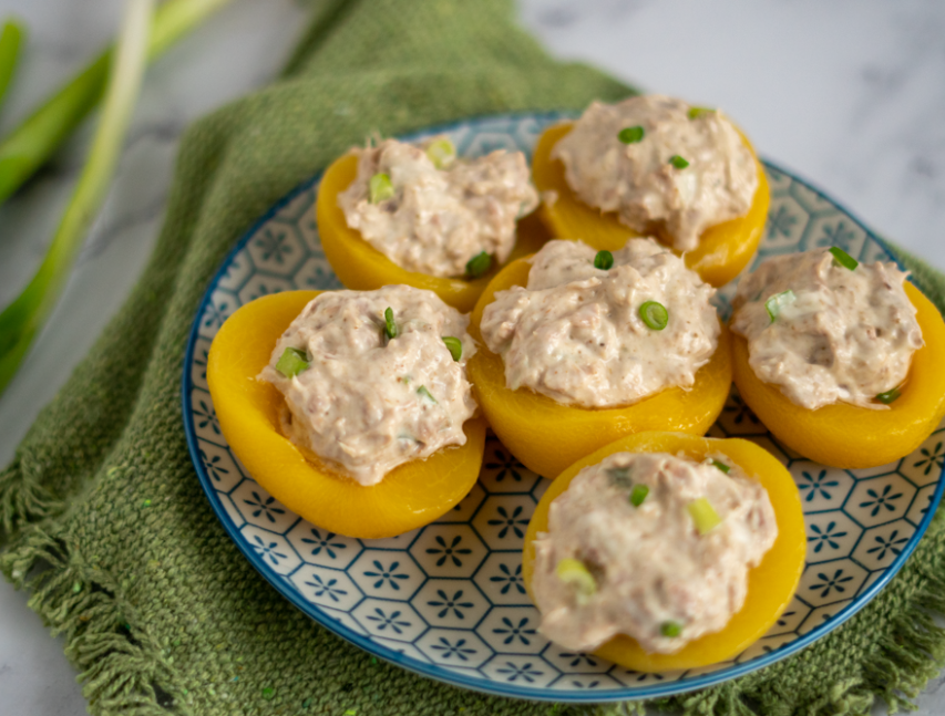 Melocotones rellenos de atún
