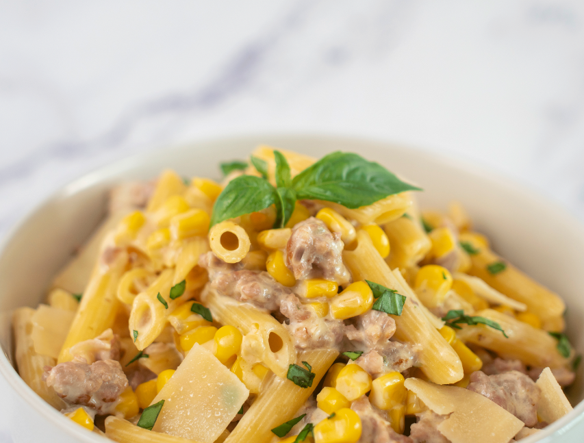 Pasta picante con chorizo y maíz