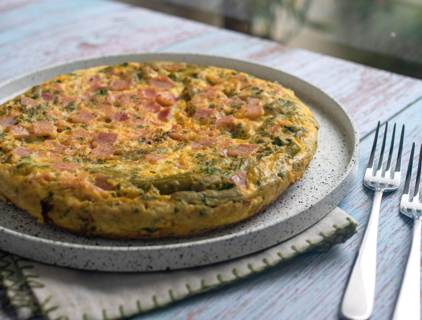Frittatta con guisantes y esparragos