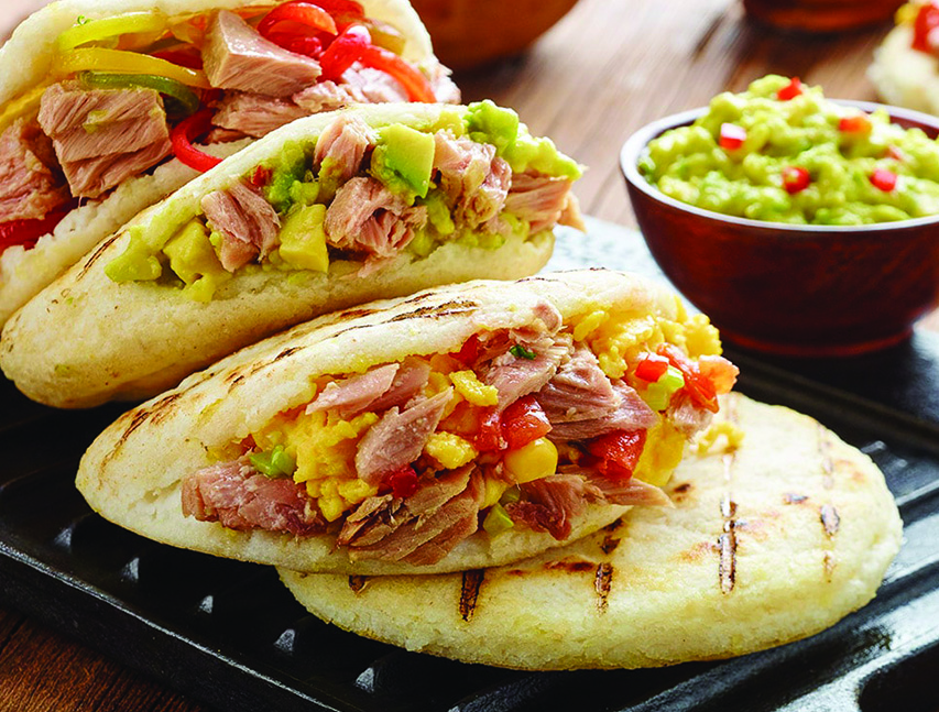 Arepas rellenas de atún y maíz dulce