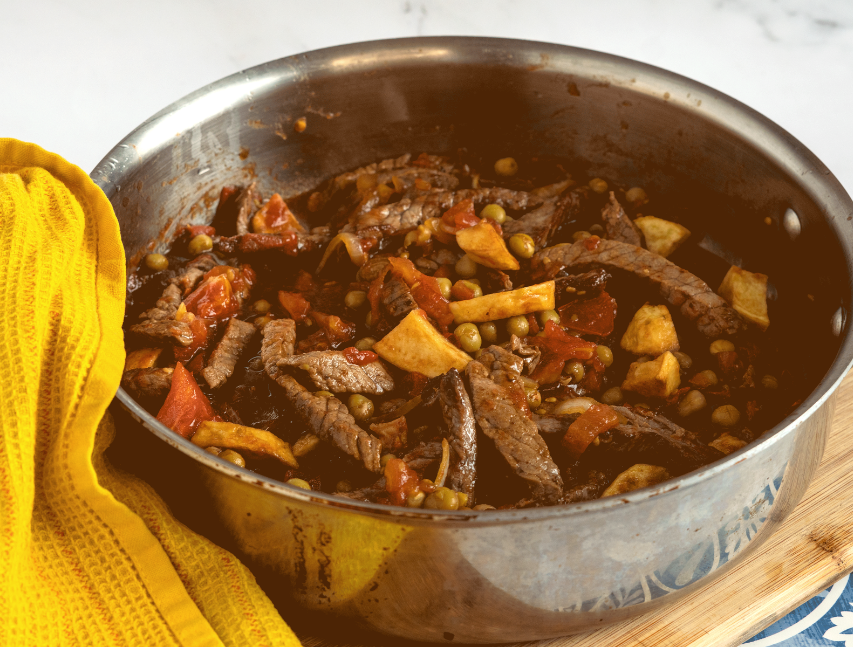Carne frita con guisantes